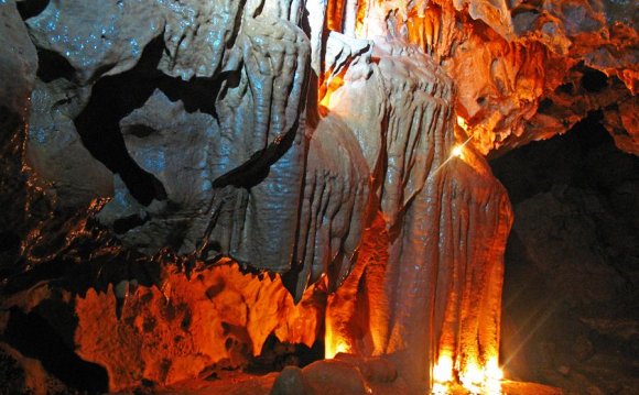 Кунгурская пещера содержит
